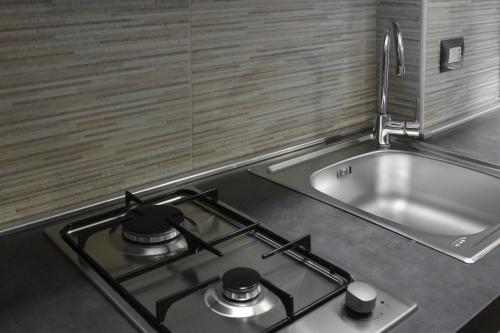 a stove top oven in a kitchen next to a sink at Appartamento via del Grillo 8 in Perugia