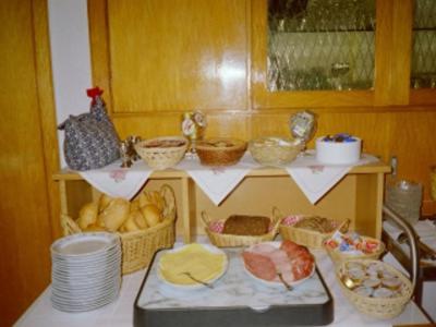 ゾルタウにあるHotel-Pension-Luisenhofのテーブル(食品・皿のバスケット付)