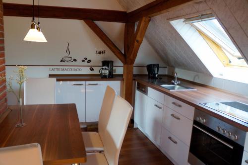 cocina con mesa de madera y fregadero en Schorfheider Ferienwohnung, en Eberswalde-Finow