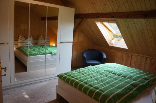 1 dormitorio con cama y ventana en Schorfheider Ferienwohnung, en Eberswalde-Finow