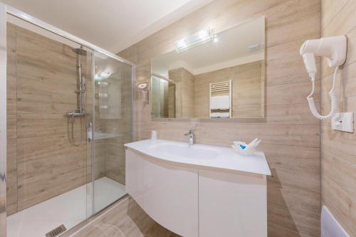 a bathroom with a sink and a shower at Marina Palace Hotel 4 stelle S in Caorle