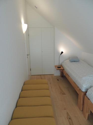 a small room with two beds and a lamp at Stern am Kap 2 in Putgarten