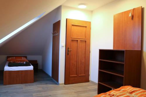 a bedroom with a staircase with a door and a bed at Ubytování Na prženských pasekách in Mikulŭvka