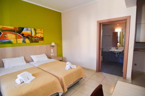 una camera d'albergo con letto e bagno di Iridanos ad Antikyra