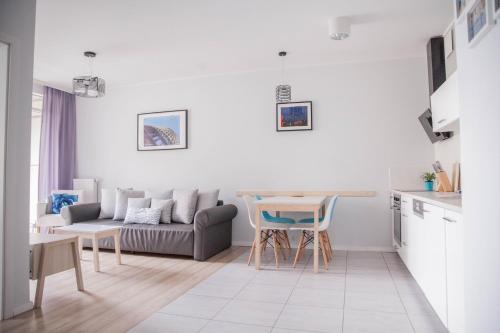 een woonkamer met een bank en een tafel bij MSapartamenty Centrum in Poznań