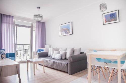 een woonkamer met een bank en een tafel bij MSapartamenty Centrum in Poznań