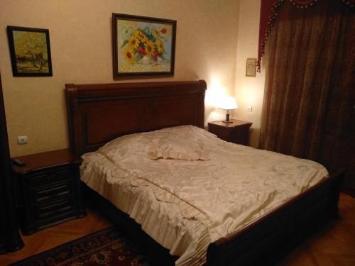 Un pat sau paturi într-o cameră la Sayat-Nova 2
