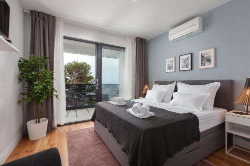 Villa MirA with fantastic sea view tesisinde bir odada yatak veya yataklar