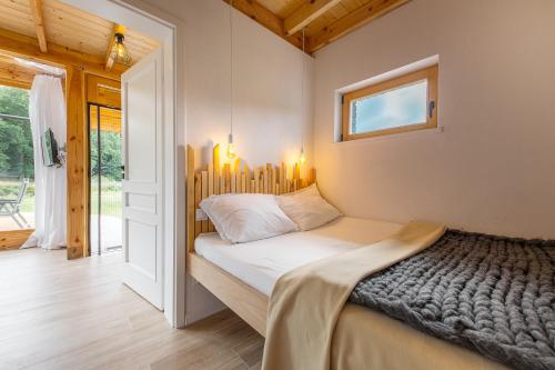 Katil atau katil-katil dalam bilik di Rezerwat Wielin Sauna - Balia - Hot Tube - Jacuzzi - Basen - Klimatyzacja - Kominek