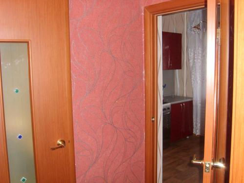 Krasnotur'inskにあるапартаментыの赤い壁のドア付きの部屋