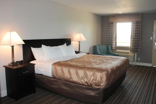 Un pat sau paturi într-o cameră la Quality Inn & Suites Port Arthur - Nederland