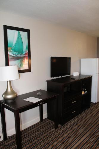 Una televisión o centro de entretenimiento en Quality Inn & Suites Port Arthur - Nederland