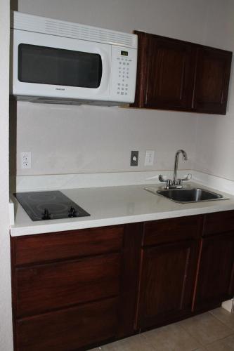 Una cocina o cocineta en Quality Inn & Suites Port Arthur - Nederland