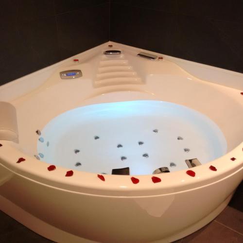 a bath tub with hearts on the inside of it at A Cantaruxa Maruxa Turismo Rural in Mondariz