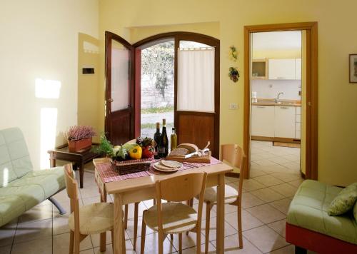 uma cozinha e sala de jantar com mesa e cadeiras em IL TURRIONE "app. San Rufino" em Assis