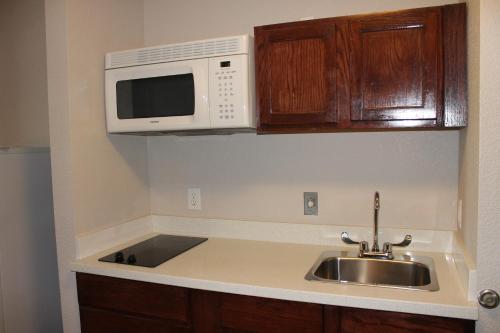 Kuchyň nebo kuchyňský kout v ubytování Quality Inn & Suites Port Arthur - Nederland