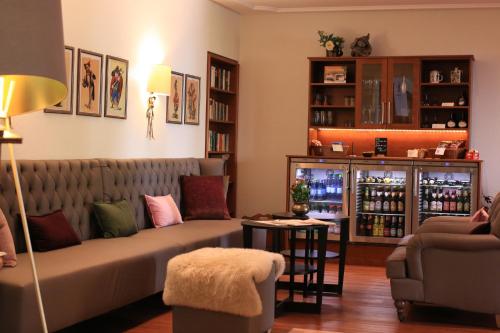 ein Wohnzimmer mit einem Sofa und einem Tisch in der Unterkunft Hotel Alexa in Bad Mergentheim