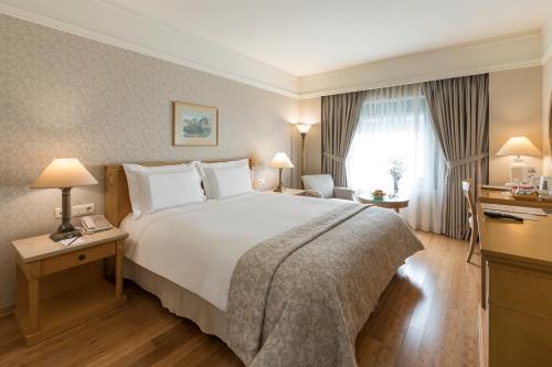 Postel nebo postele na pokoji v ubytování Zorlu Grand Hotel Trabzon