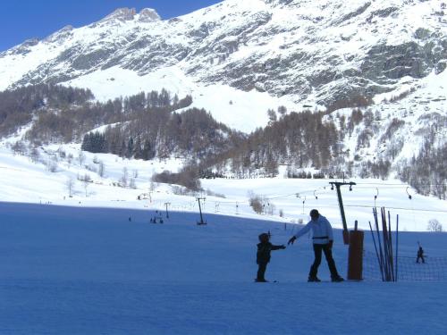 プレーグラーテンにあるApartmenthaus Innerkratzerhofの雪上のスキー場の男子