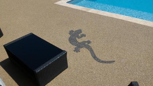 Kolam renang di atau dekat dengan La Sarlamandre, Chambres et table d'Hôtes