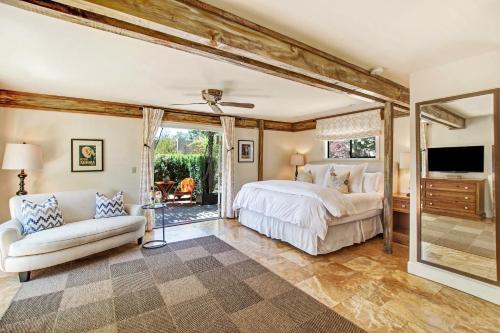 - une chambre avec un lit, un canapé et une télévision dans l'établissement Bungalows 313, à Sonoma