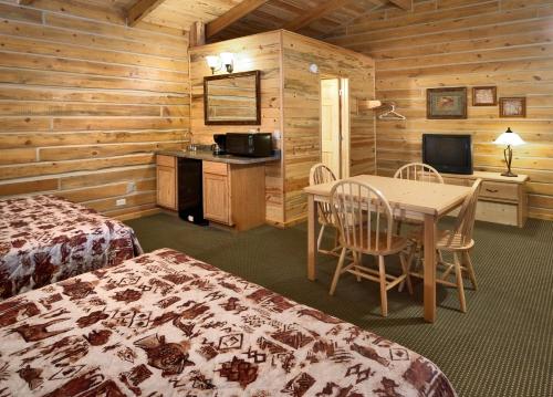 TV tai viihdekeskus majoituspaikassa Rock Crest Lodge & Cabins