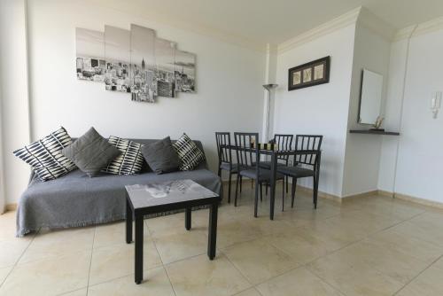sala de estar con sofá y mesa en Apartamento en Residencial cary 2., en Porís de Abona