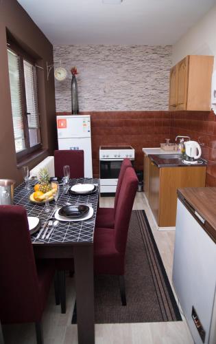 Apartments Cvetkovic Relaxにあるキッチンまたは簡易キッチン