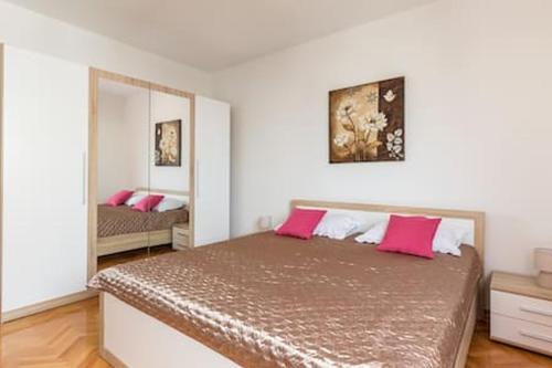 Postel nebo postele na pokoji v ubytování Apartment-center of Split
