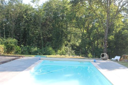 une piscine au milieu d'une cour dans l'établissement La Petite Ferme du Marais, à Saint-Germain-du-Bois