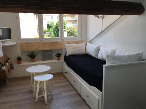 - une chambre avec un lit, une table et deux tabourets dans l'établissement Studio centre ville Cannes 200 mètres des plages du midi, à Cannes