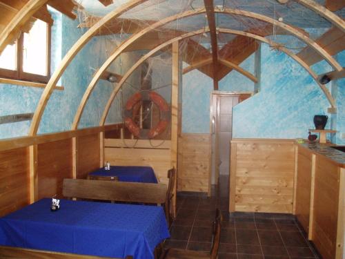 Zimmer mit 2 Tischen und einem Zimmer mit blauen Wänden in der Unterkunft Apartments Paula in Starigrad-Paklenica