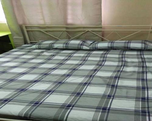 uma cama com duas almofadas em cima em Fleetwood Suites em Santo Tomas