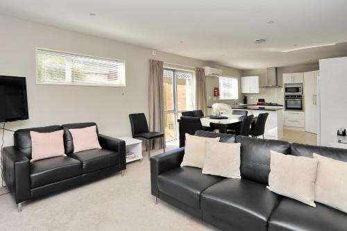 Gallery image of Regents Villas - Christchurch Holiday Homes in Christchurch