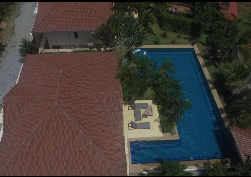Swimmingpoolen hos eller tæt på Bangsaray Villa