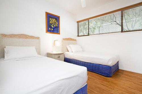 Кровать или кровати в номере Cove Point Apartment 2, Little Cove