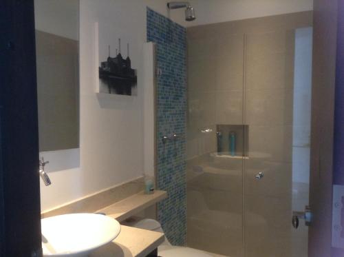 ein Bad mit einer Dusche, einem WC und einem Waschbecken in der Unterkunft Beach front Apartament in Cartagena de Indias