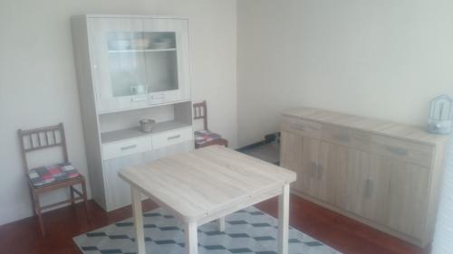 オウレンセにあるBonhome Posío Termalの木製テーブルとドレッサーが備わる客室です。