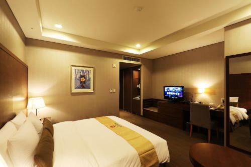 Säng eller sängar i ett rum på Bridge Hotel Incheon Songdo