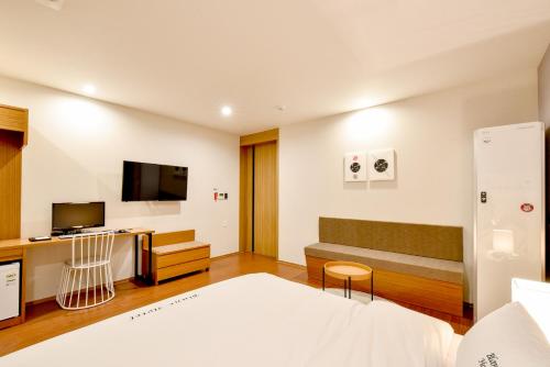 Μια τηλεόραση ή/και κέντρο ψυχαγωγίας στο Blanc Business Hotel