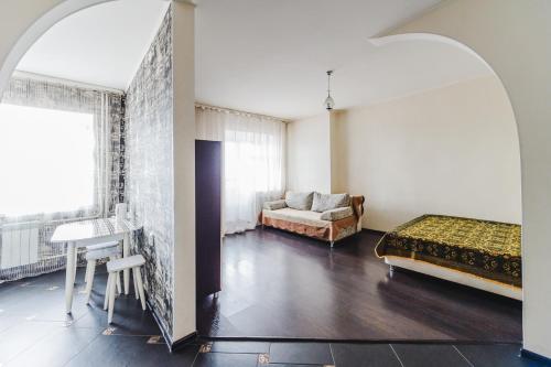 チタにあるDekabrist Apartment Belika 13のベッドルーム1室(ベッド1台、ソファ、テーブル付)