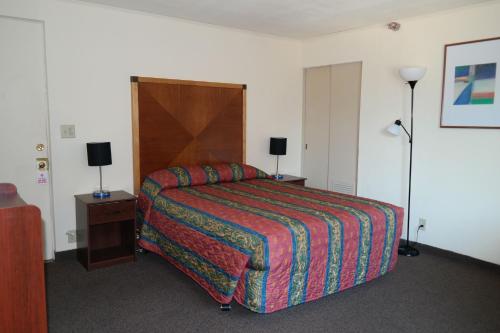 A bed or beds in a room at River Park Inn