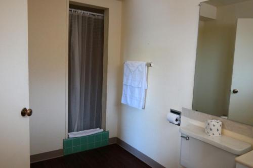 een badkamer met een wastafel en een spiegel bij River Park Inn in Klamath Falls