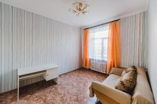 チタにあるDekabrist Apartment Leningradskaya 5のリビングルーム(ソファ、テーブル付)、窓が備わります。