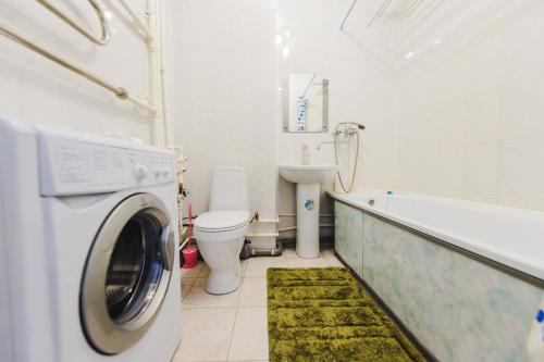チタにあるDekabrist Apartment Novobylvarnaya 24のバスルーム(トイレ、洗濯機付)