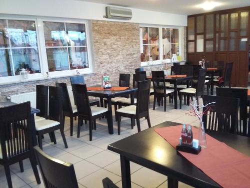 ein Restaurant-Esszimmer mit Tischen und Stühlen in der Unterkunft Gostilna Marta in Osluševci