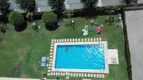 uma vista superior de uma piscina num quintal em CALPE9A em Calpe