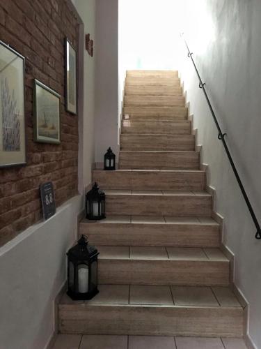 eine Treppe mit zwei Lampen und einer Backsteinwand in der Unterkunft Affittacamere A Modo Mio in Foligno