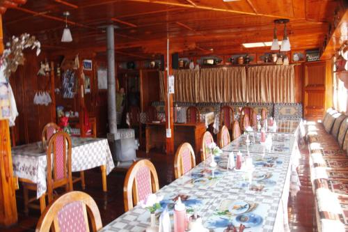 Photo de la galerie de l'établissement Panorama Lodge and Restaurant, à Nāmche Bāzār