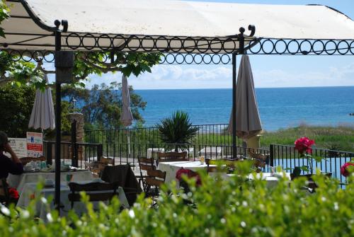a restaurant with a view of the ocean at La Solenzara hôtel - 3 Etoiles Supérieur - Appartement & SPA in Sari Solenzara